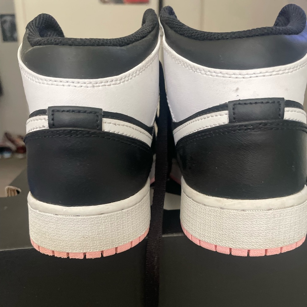 Jordan 1’s - Picture 2 of 9